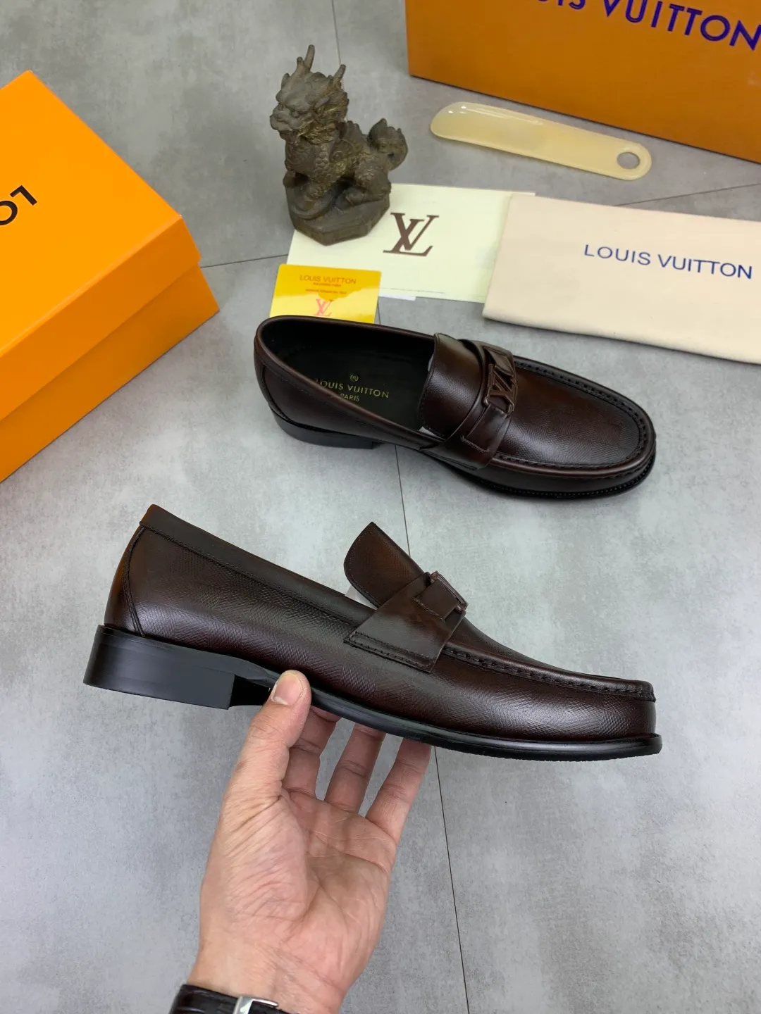 Men's men's shoes 💰P520 New style 💶[LOUIS VUITTON] Water-dyed Niuli Original order New style 🍀LV Louis Vuitton *——Top version of LV classic leather shoes! Made of imported original calfskin, original leather side strips and wear-resistant high-end rubber outsole! High quality products! Color: Black optional Size: 39-44 (45 customized)